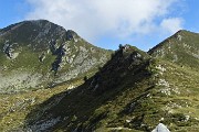 27 Dalla cimetta vado a risalire  Cima Villa e Pizzo delle segade ora libere dalla nebbia e baciate dal sole 